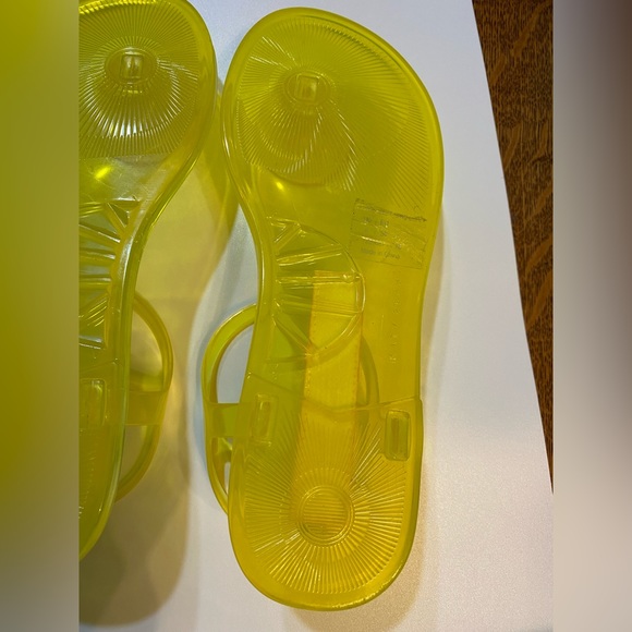 NEW Sz 6 Katy Perry Gelee Lemon scented Yellow Sandal Clear Thong New, Box Jelly - Picture 7 of 15